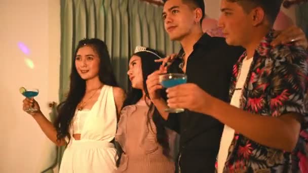 Азиатские друзья веселятся на дне рождения в ночном клубе с би — стоковое видео