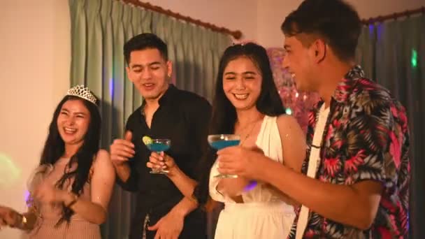 Ázsiai barátok szórakozik a születésnapi partiján éjjel klub bi — Stock videók