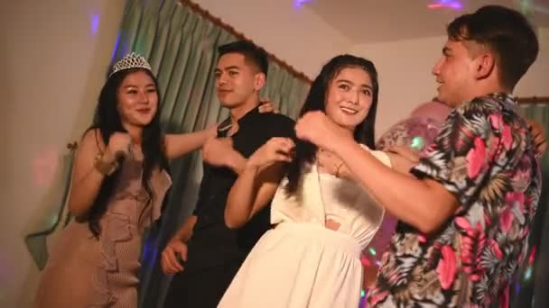 Amis asiatiques s'amuser dans la fête d'anniversaire à la boîte de nuit avec bi — Video