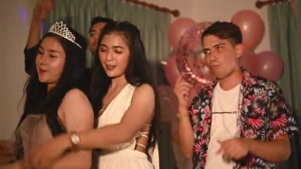 Asiatiska vänner ha kul i födelsedagsfest på Night Club med BI — Stockvideo