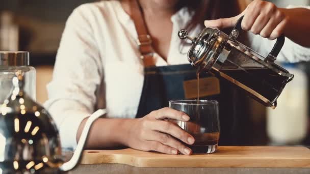カフェで働く女性バリスタのクローズアップ — ストック動画