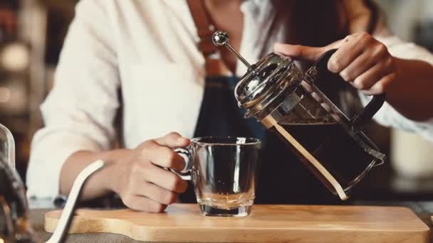 Nahaufnahme Einer Barista Die Café Arbeitet — Stockvideo