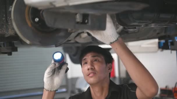 Πλάνα Από Ασιατικό Επισκευαστή Εξετάζει Αυτοκίνητο Στο Κέντρο Σέρβις — Αρχείο Βίντεο