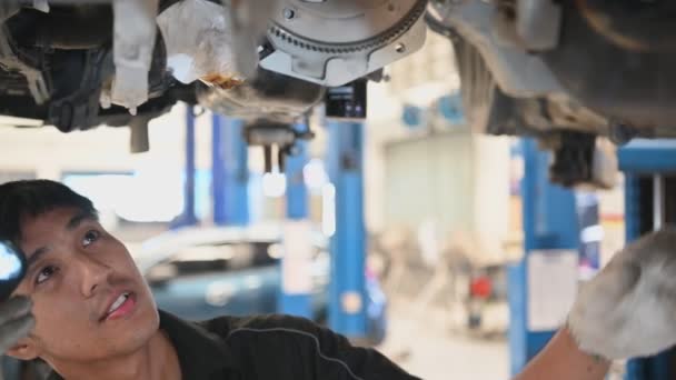 サービスセンターで車を調べるアジアの修理工の映像 — ストック動画