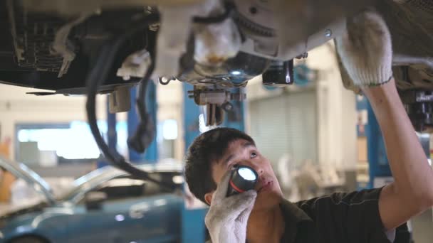 Materiał Asian Repairman Badanie Samochód Centrum Serwisowym — Wideo stockowe