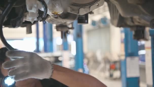 Metraje Asiático Reparador Examinar Coche Servicio Centro — Vídeo de stock