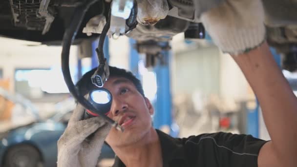 Imagens Asiático Reparador Examinando Carro Serviço Centro — Vídeo de Stock