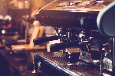 Pub ve restoran barda çalışan espresso kahve makinesi makinesi 