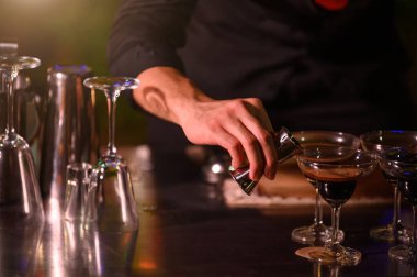 Drinkin taze meyve suyu kokteyli hazırlama closeup barmen el