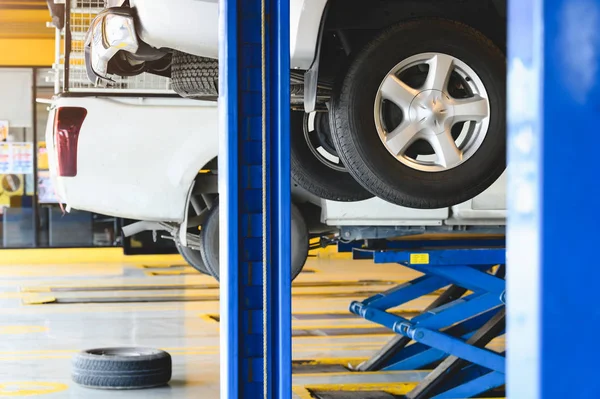 Pickup-Auto angehoben auf Auto-Lift in Auto-Service-Garagencenter für — Stockfoto