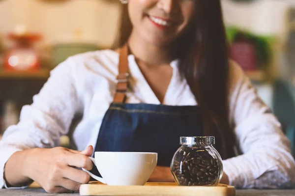 Close-up van witte koffie kopje met mooie Aziatische vrouw Barista b — Stockfoto