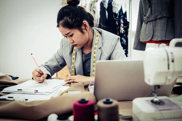 Business Asian fashion designer have no idea when designing new — Stock Photo, Image