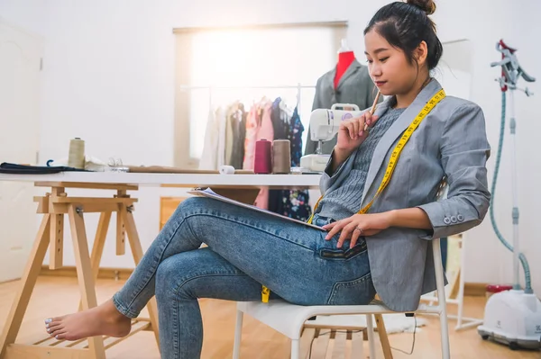 Привлекательная азиатка-модельер работает в домашнем офисе — стоковое фото
