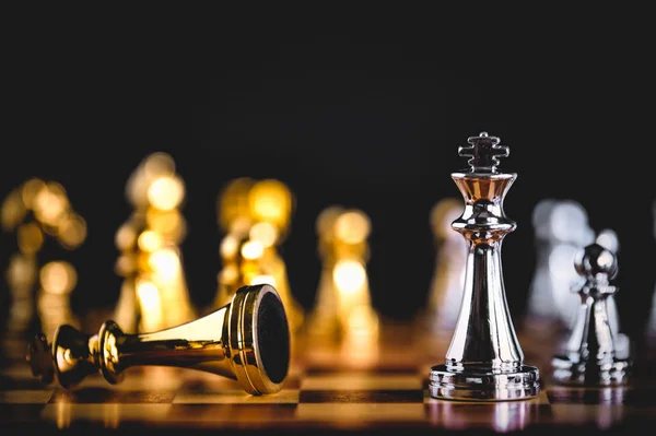 Closeup rei peça de xadrez inimigo derrotado ou concorrente de comércio por c — Fotografia de Stock