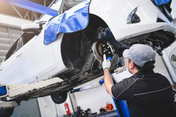 Asiático carro masculino técnico carro manutenção para os clientes accordin — Fotografia de Stock