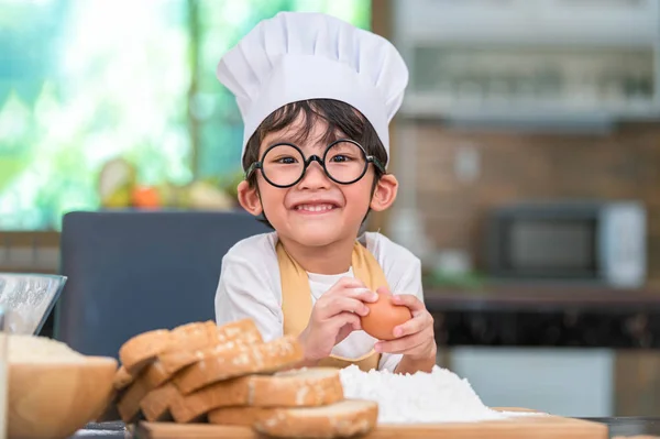 Retrato lindo poco asiático feliz chico interesado en cocinar divertido — Foto de Stock