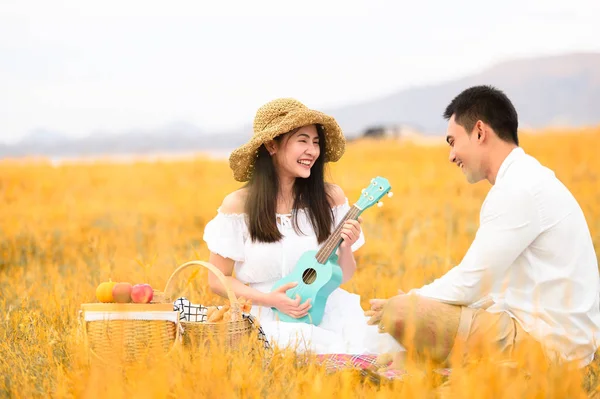 Dos asiáticos jóvenes parejas en otoño prado campo haciendo picnic en h — Foto de Stock