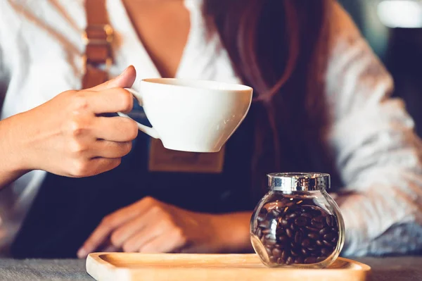 Primer plano de barista femenina profesional haciendo y sosteniendo la mano w — Foto de Stock