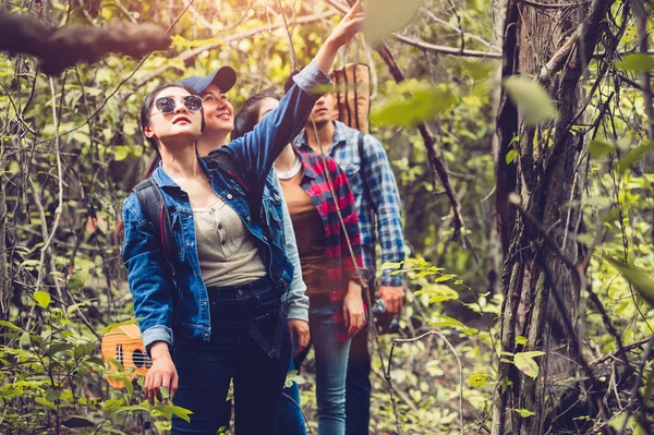 Gruppe von asiatischen Freundschaft Abenteuer im Wald Dschungel Ansicht backgr — Stockfoto