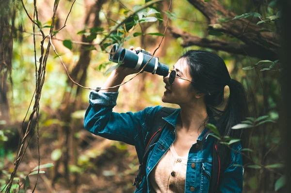 Schöne asiatische Frau mit Fernglas Teleskop in Wald Lookin — Stockfoto