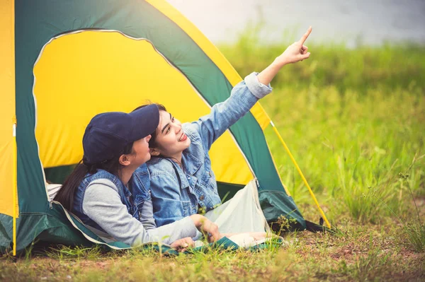 Två nära vän asiatiska vänskap koppla av i camping tält i grönt — Stockfoto