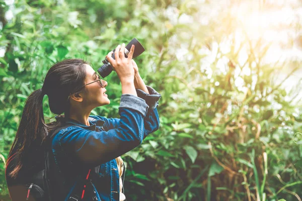 Schöne asiatische Frau mit Fernglas Teleskop in Wald Lookin — Stockfoto