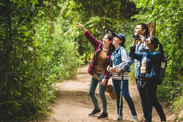 Gruppe asiatischer Freunde Teamabenteuer zum Wandern und Zelten in — Stockfoto