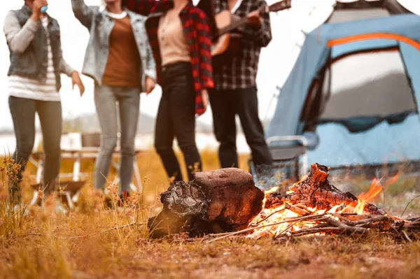 Closeup of campfire and friendship dancing to beat of the music — Stockfoto