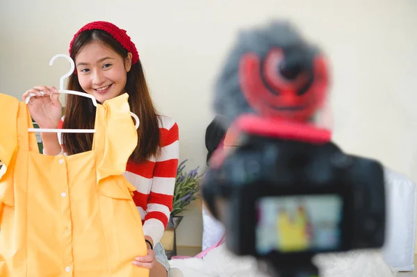 Beauty Asian Vlogger blogger intervista con DSLR di professionisti — Foto Stock