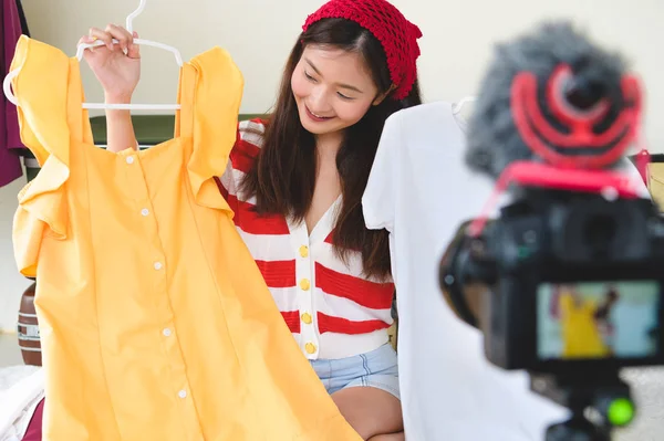 Belleza Asiática Vlogger blogger entrevista con profesional DSLR di —  Fotos de Stock
