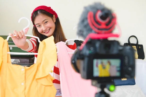 Beauty Asian Vlogger blogger intervista con DSLR di professionisti — Foto Stock
