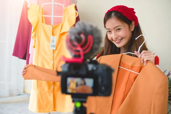 Piękno młodych Asian Vlogger blogger wywiad z profesjonalnym D — Zdjęcie stockowe