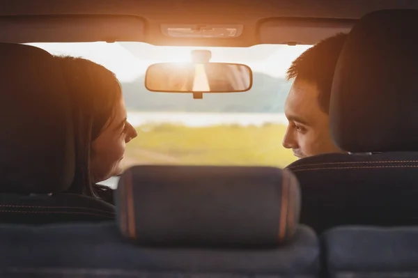 Rückansicht eines asiatischen Paares, das sich im Fließheck-Auto anschaut — Stockfoto