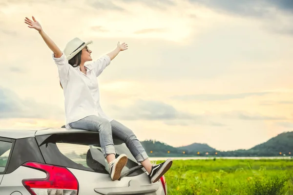 Glückliche Asiatin breitete die Arme weit aus und atmete frische Luft mit — Stockfoto