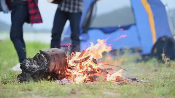 Närbild Lägereld Med Dansande Människor Och Tältplats Äng Gräsplan Och — Stockvideo