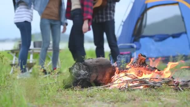 Closeup Campfire Dancing People Camping Tent Meadow Grass Field Mountain — Stock Video