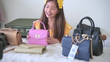 Profesyonel DSR dijital kamera film videosu ile Asyalı Güzel Vlogger blogger röportajı. Kadın ticareti ve giyim ürünlerini gözden geçirme. İş sunumu eğitim sınıfı. Hd video görüntüleri