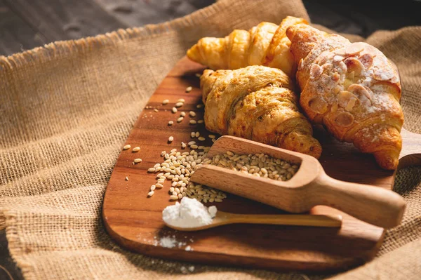 Berbagai jenis roti dengan nutrisi seluruh biji-bijian di kayu — Stok Foto