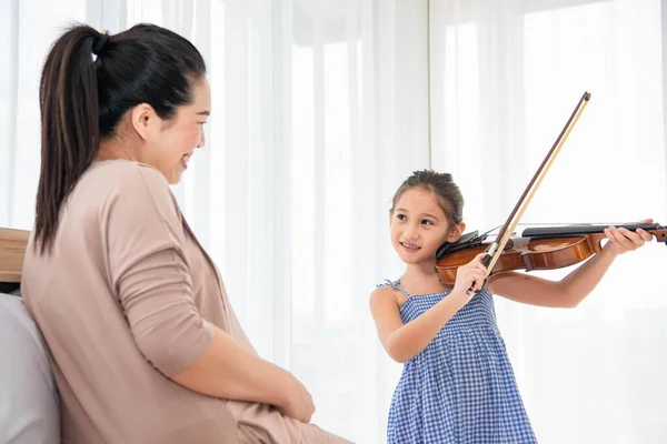 Menina Tocando Violino Com Sua Mãe Grávida Para Canção Ninar — Fotografia de Stock
