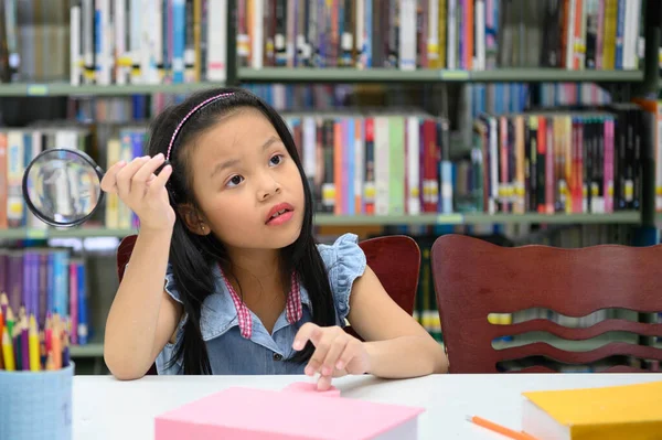 Menina Asiática Segurando Lupa Pensando Biblioteca Escola Conceito Educação Aprendizagem — Fotografia de Stock