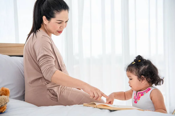 Mãe Asiática Ensinando Meninas Filha Para Ler Livros Casa Quarentena — Fotografia de Stock