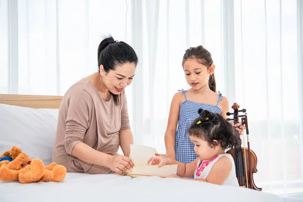 Asiática Madre Enseñanza Mixta Corrió Niñas Hija Lectura Libros Casa — Foto de Stock