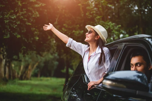 Glückliche Frau Winkt Hand Vor Offenem Fenster Auto Mit Ihrem — Stockfoto