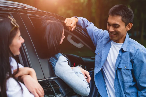 Asiatischer Mann Flirtet Mit Frauen Auto Während Einer Fahrt Wald — Stockfoto