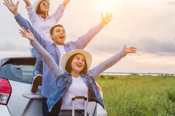 Glückliche Asiatische Freunde Breiteten Die Arme Weit Aus Und Atmeten — Stockfoto