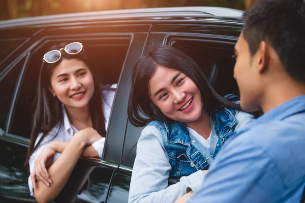 Asiatische Frauen Auto Flirteten Während Einer Fahrt Wald Mit Einem — Stockfoto