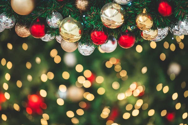 Nahaufnahme Von Schmücken Ornament Auf Weihnachtsbaum Mit Bokeh Defokussiert Licht — Stockfoto