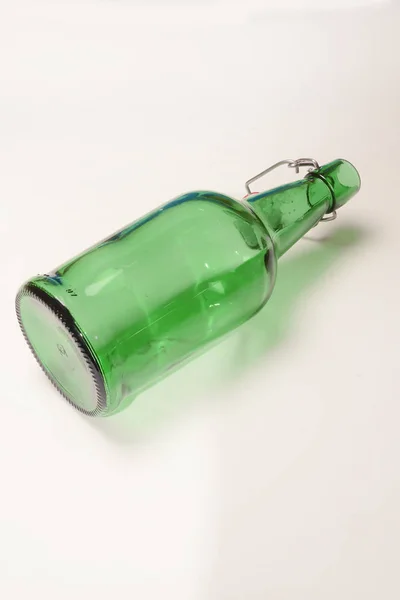 Зеленая Бутылка Хранения Различных Напитков — стоковое фото
