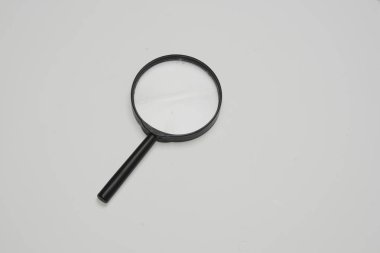 Arama ve çeşitli konularda yakın muayene almak için optik cihaz.