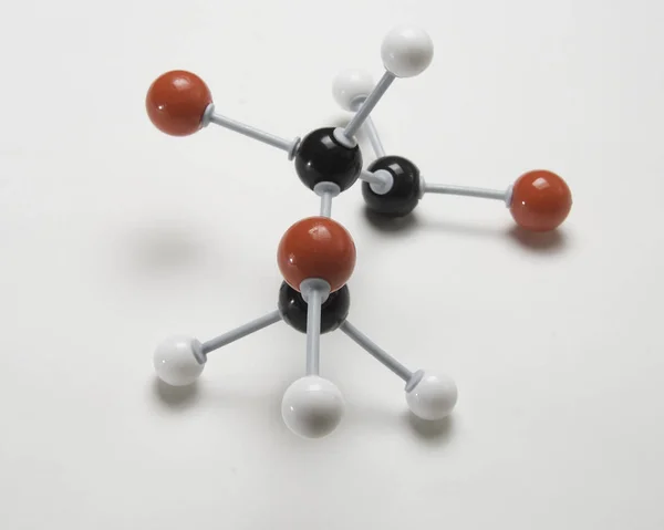 白色和黑色球的化学模型 以表示原子 — 图库照片